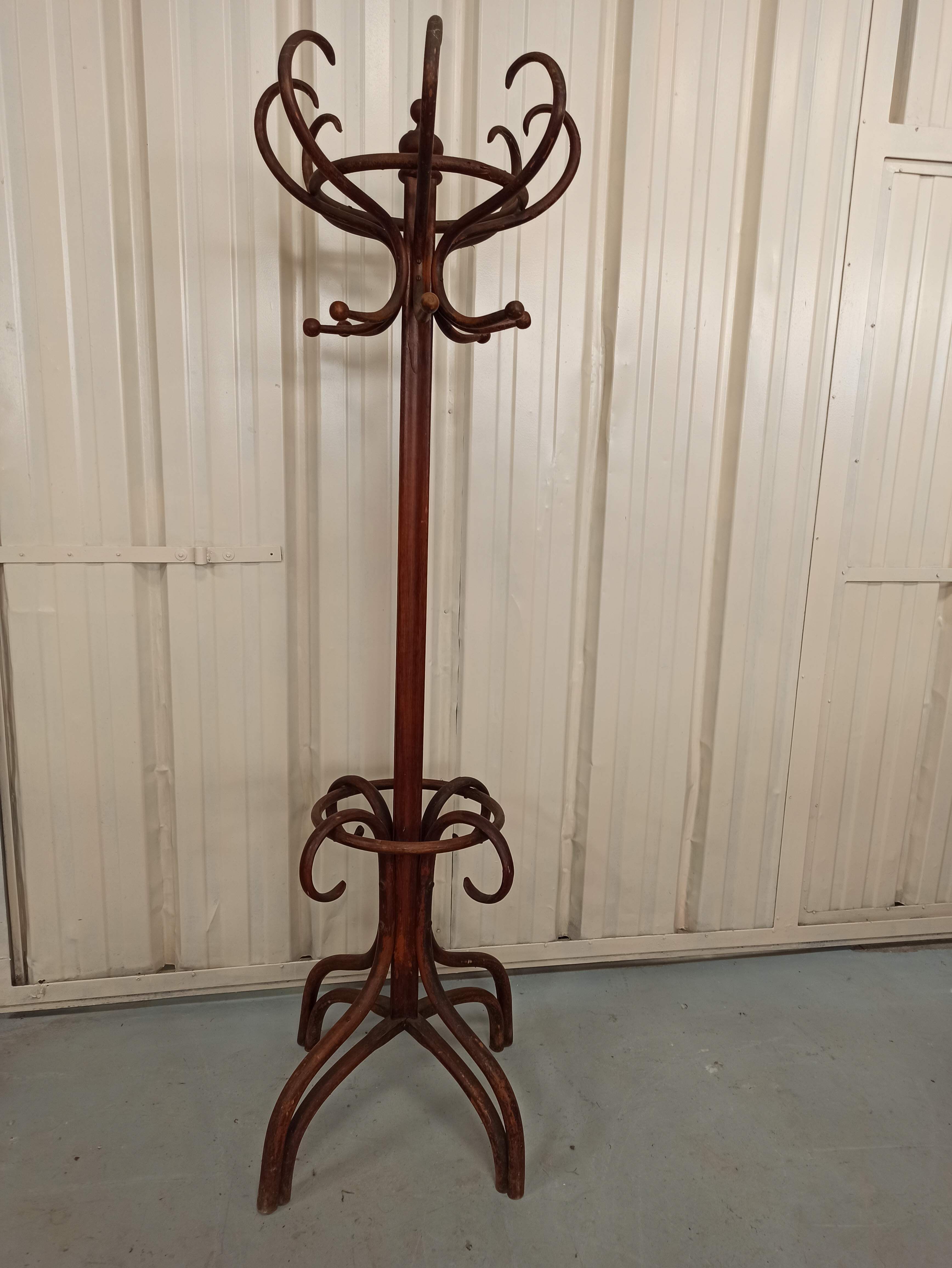 Porte-manteau perroquet en bois courbé Fischel par Alexander porte manteau patère