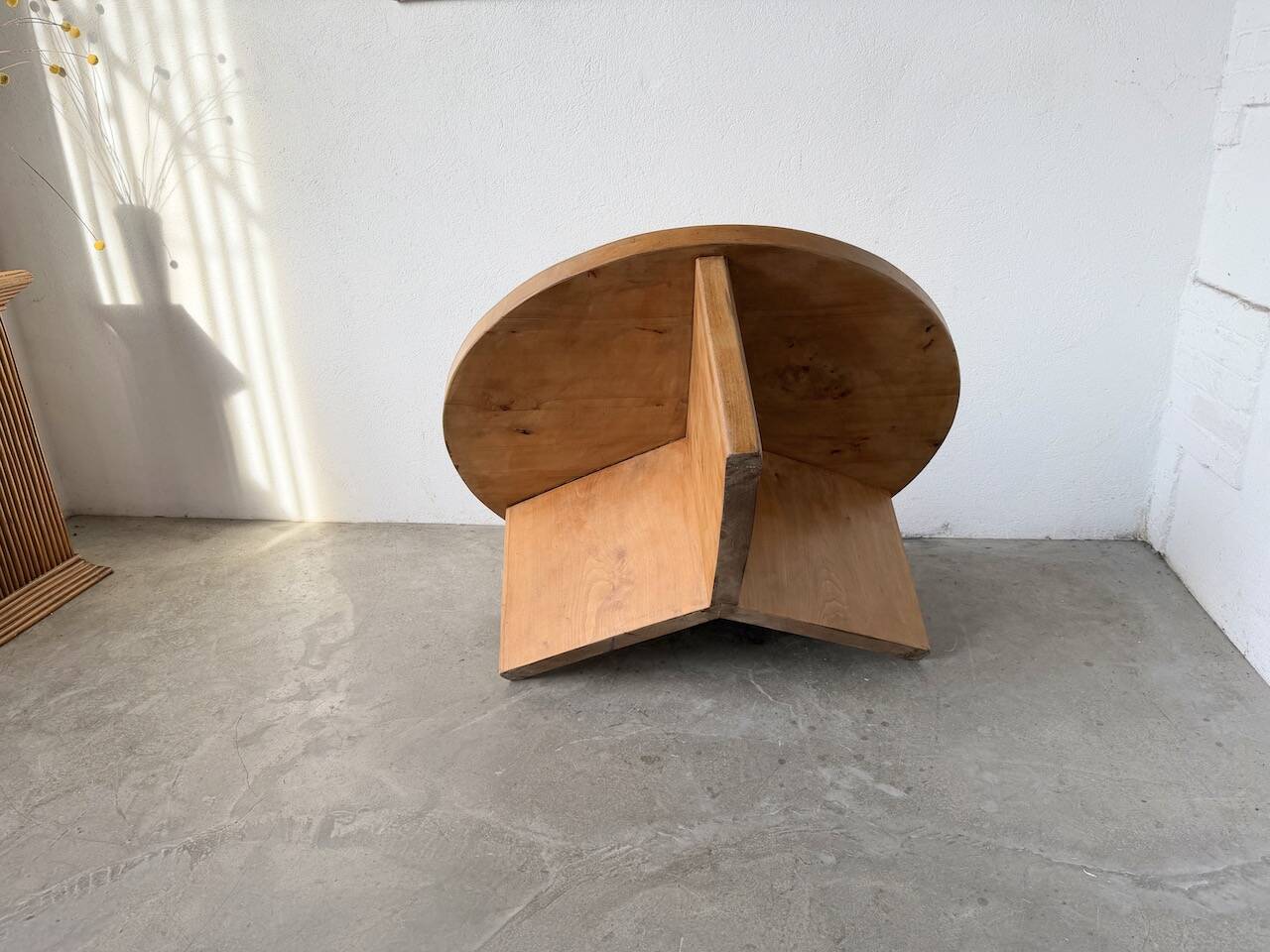 Round modernist coffee table, elm, 1950s.