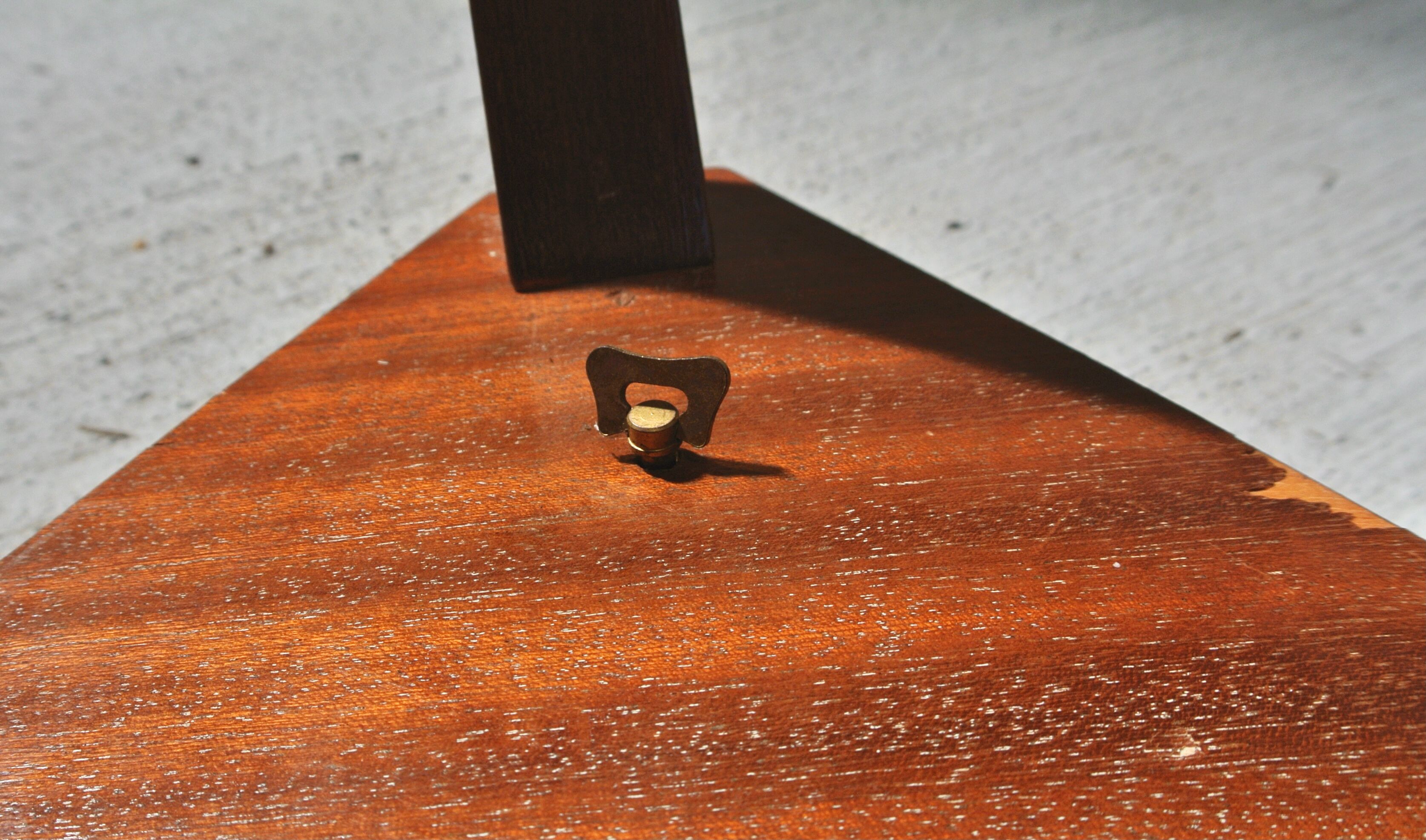 Musical coffee table of triangular shape, fruit wood, tray and feet with marquetry décor