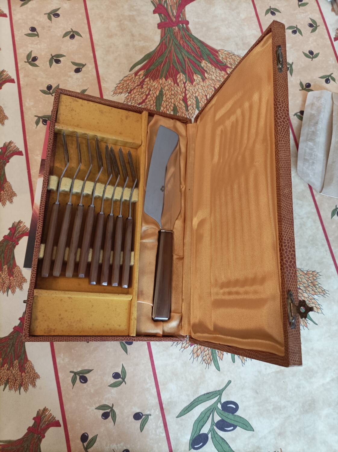 Housewife cake service