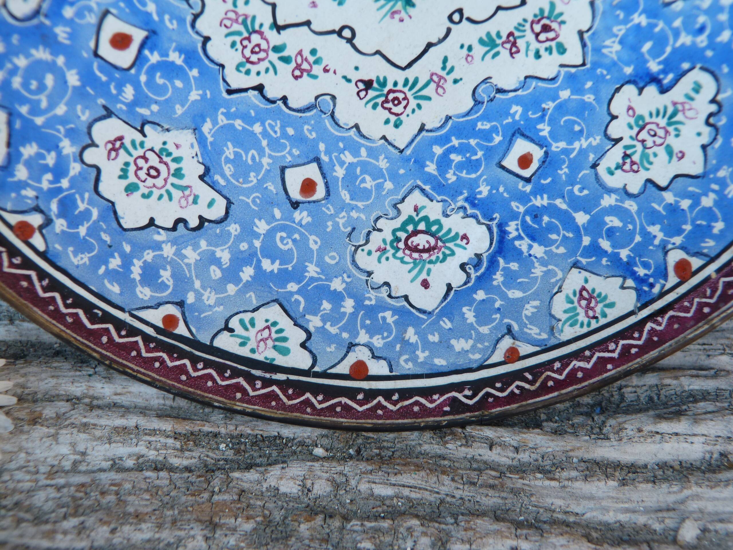 Decorative plate in blue enameled metal with bird motifs