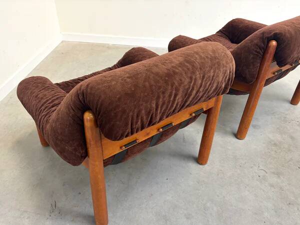 Set of mid-century lounge chairs in oak and teddy