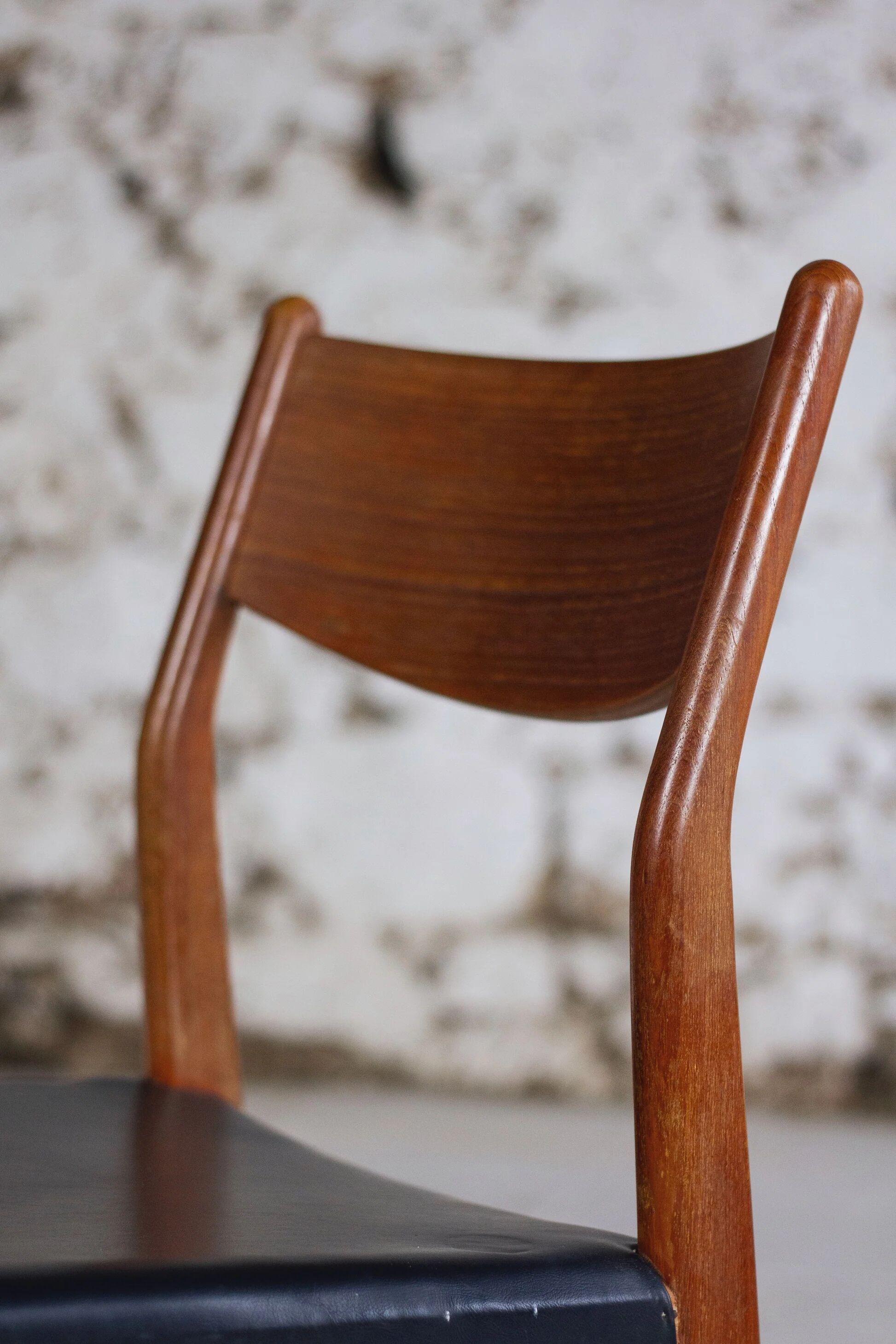4 Scandinavian Fristho Franeker chairs in teak and faux leather, 1960.