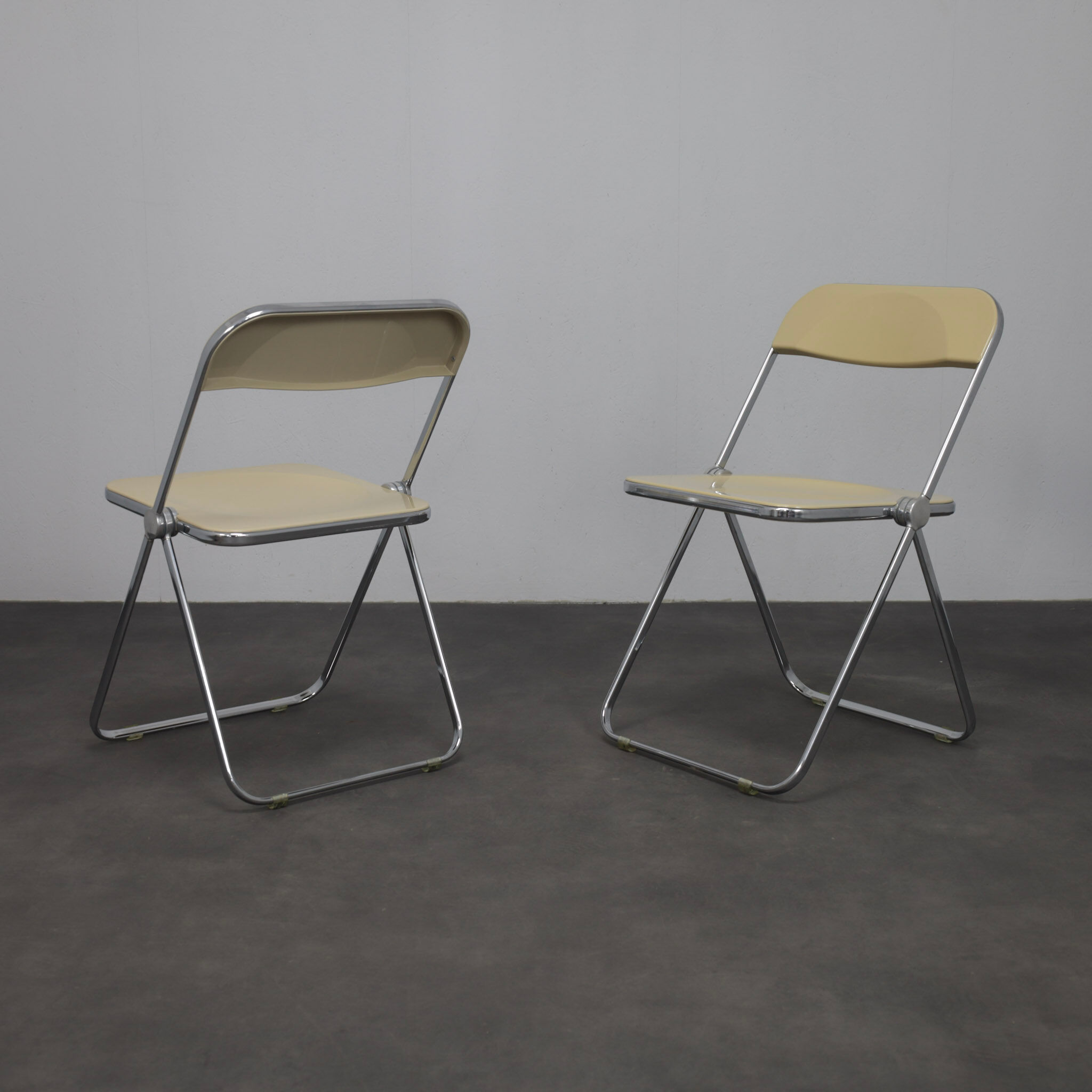Paire de chaises pliantes Plia par Giancarlo Piretti pour Castelli, années 1970.