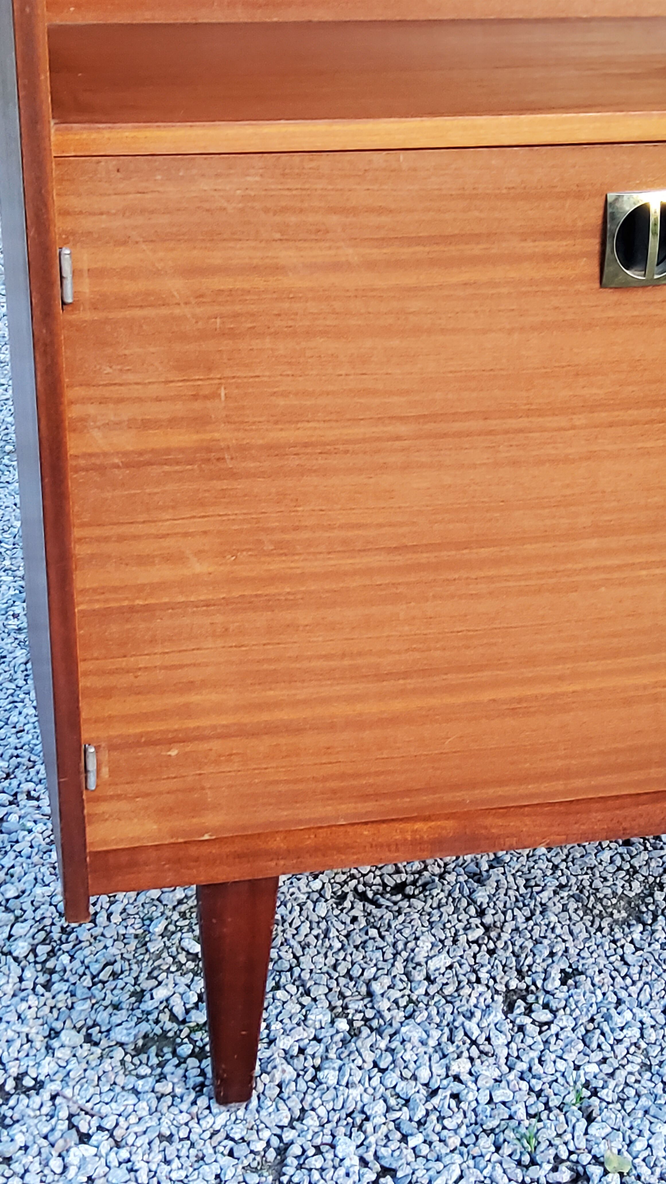 Bibliothèque des années 60/70  en acajou doré pieds fuseaux