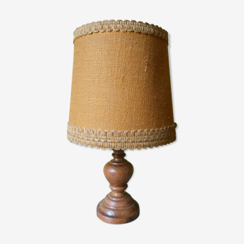 Lampe de table pied en bois sculpté et abat jour en fine toile de jute