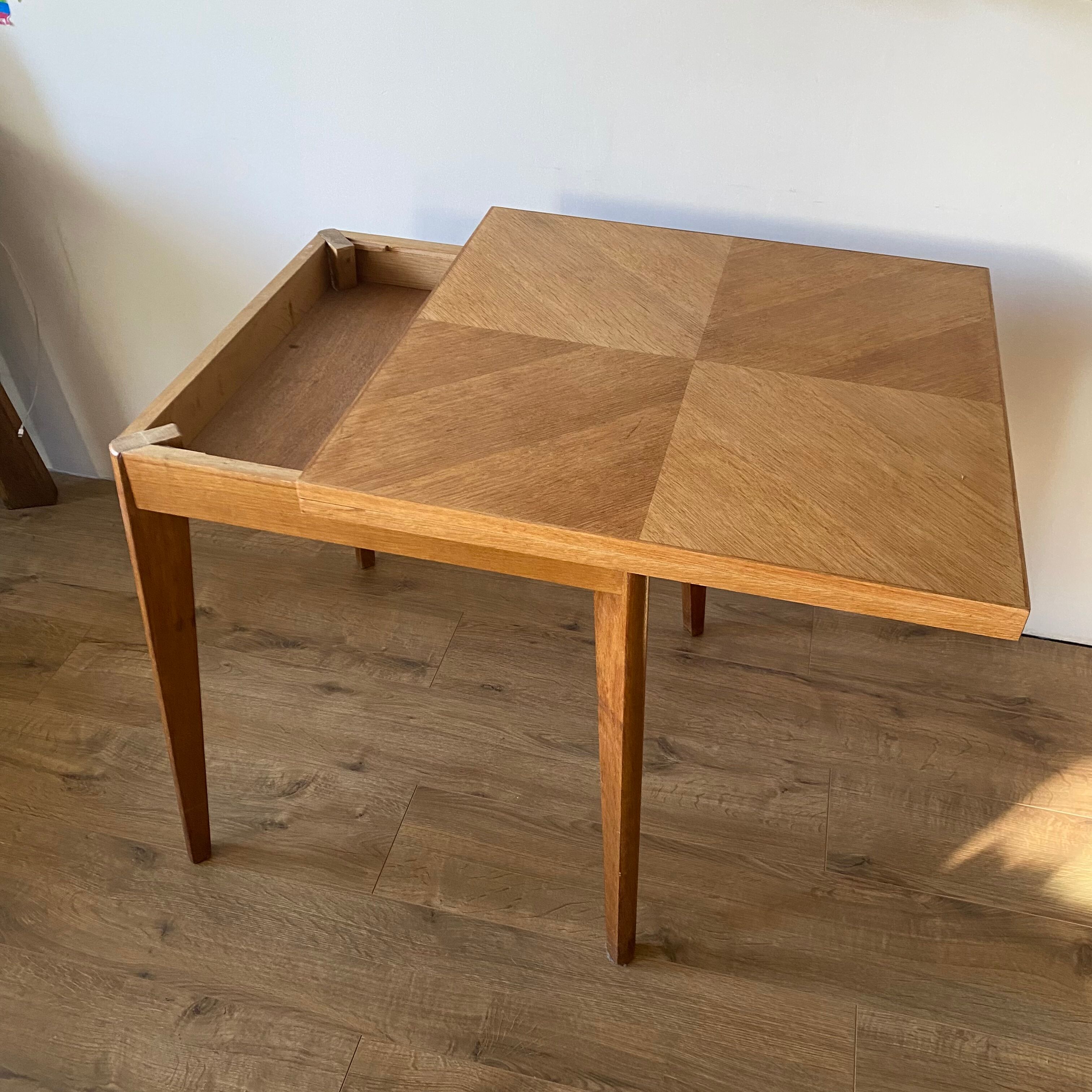 Table depliante carrée, pieds compas