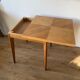 Table depliante carrée, pieds compas