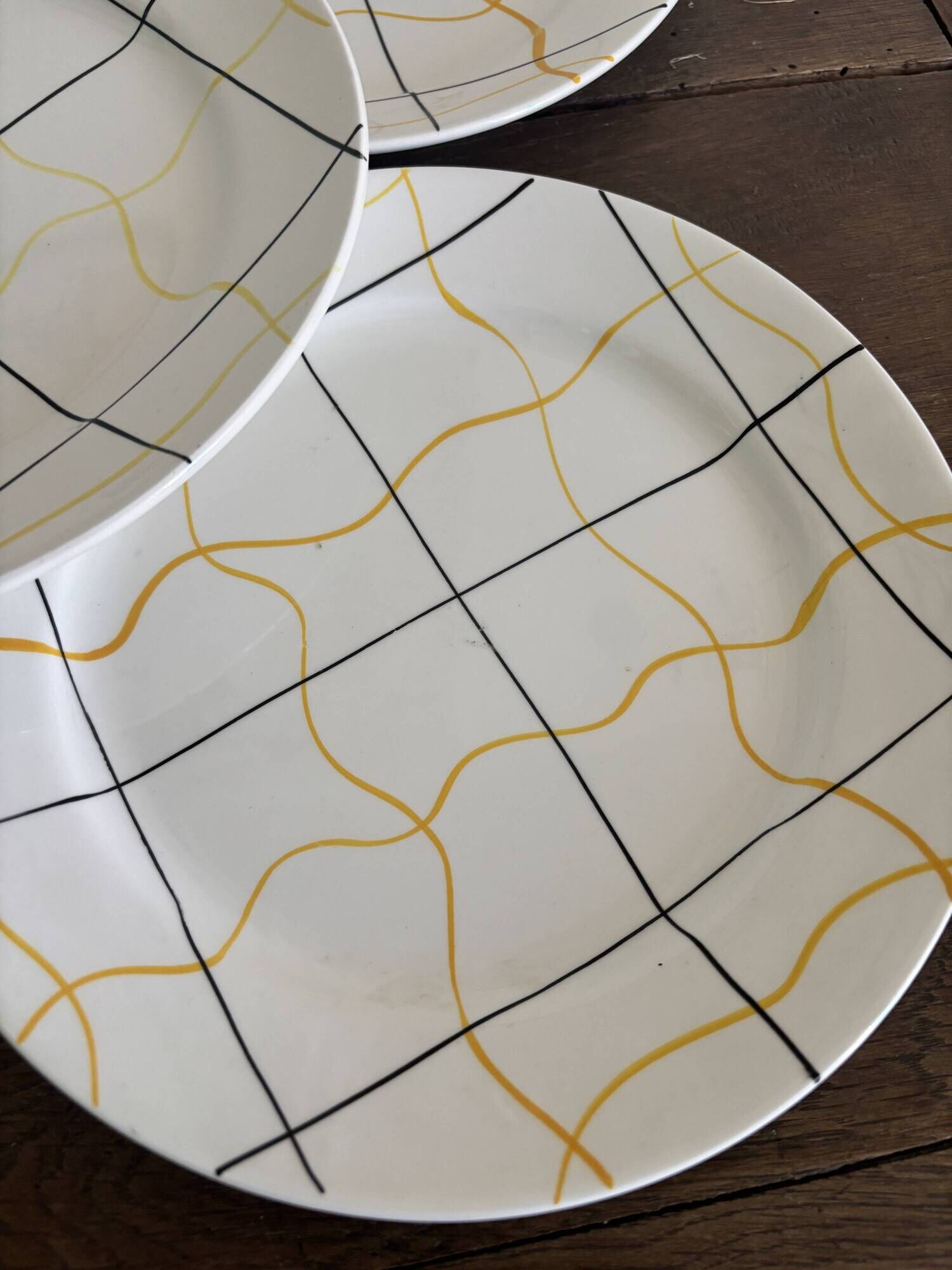 Vintage Longchamp France service – 18 graphic plates from the 1950s.