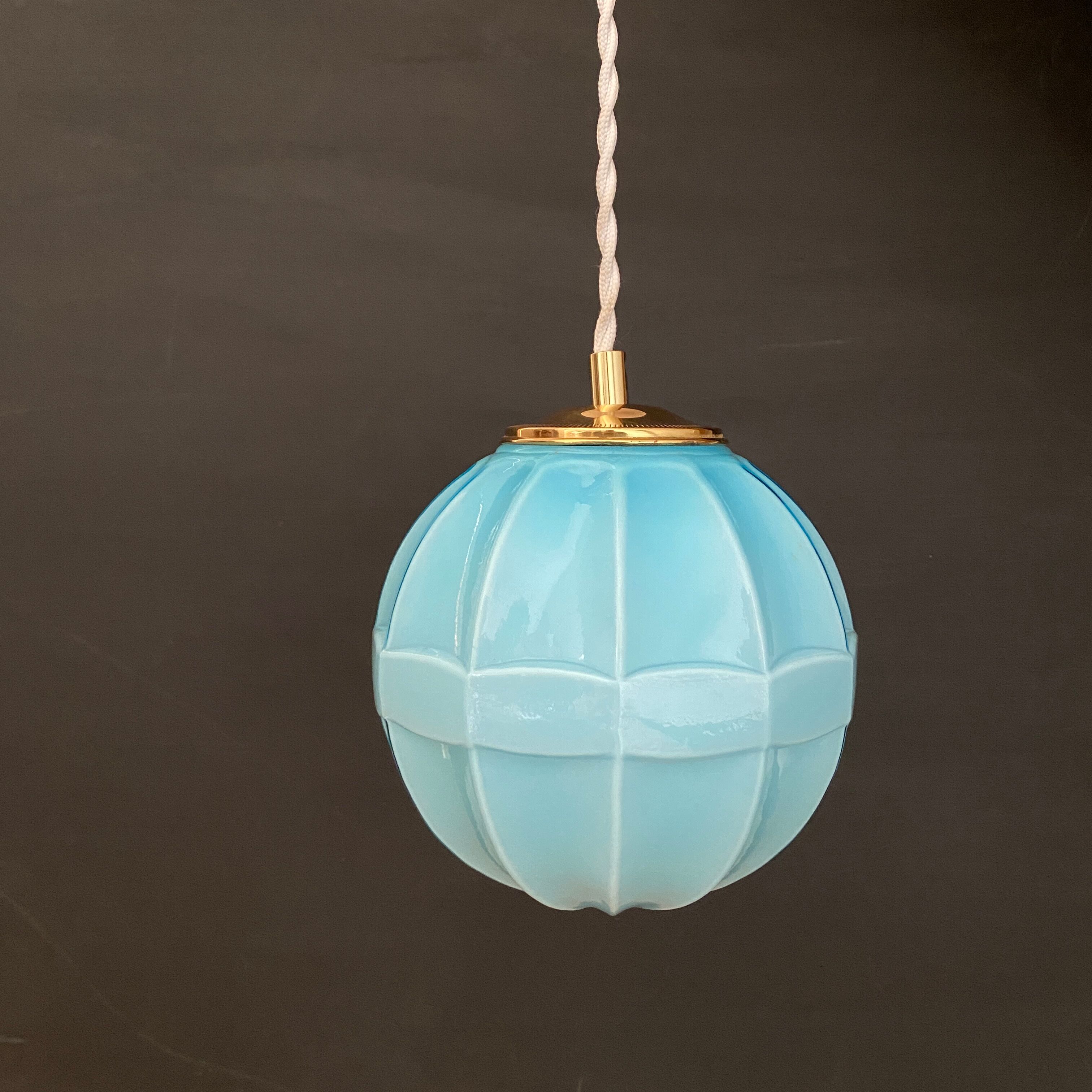 Suspension globe vintage en opaline bleue