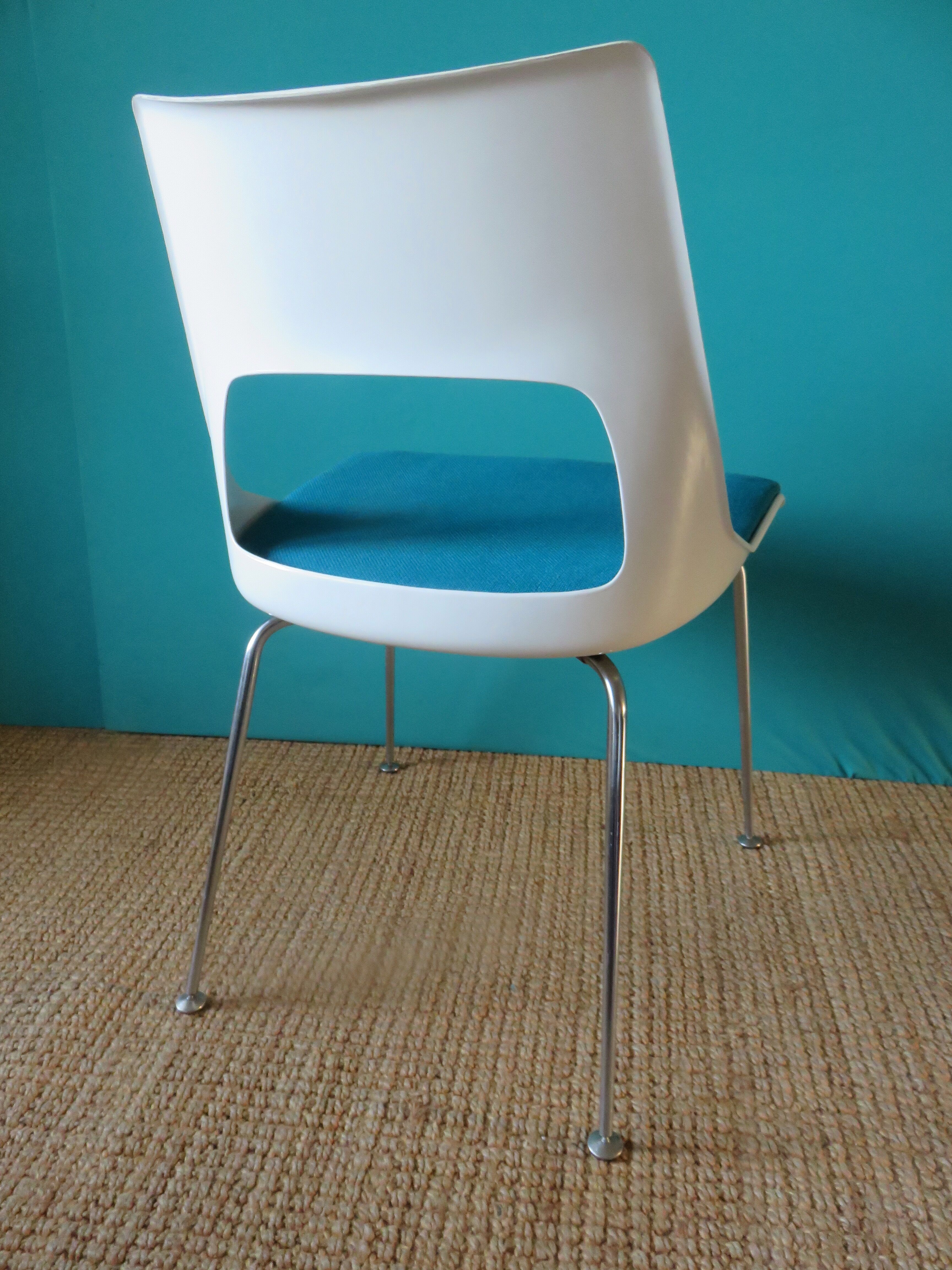6 chaises blanches à galette turquoise de Kay Korving. Danemark 1975