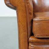 Fauteuil ancien en cuir de mouton couleur cognac