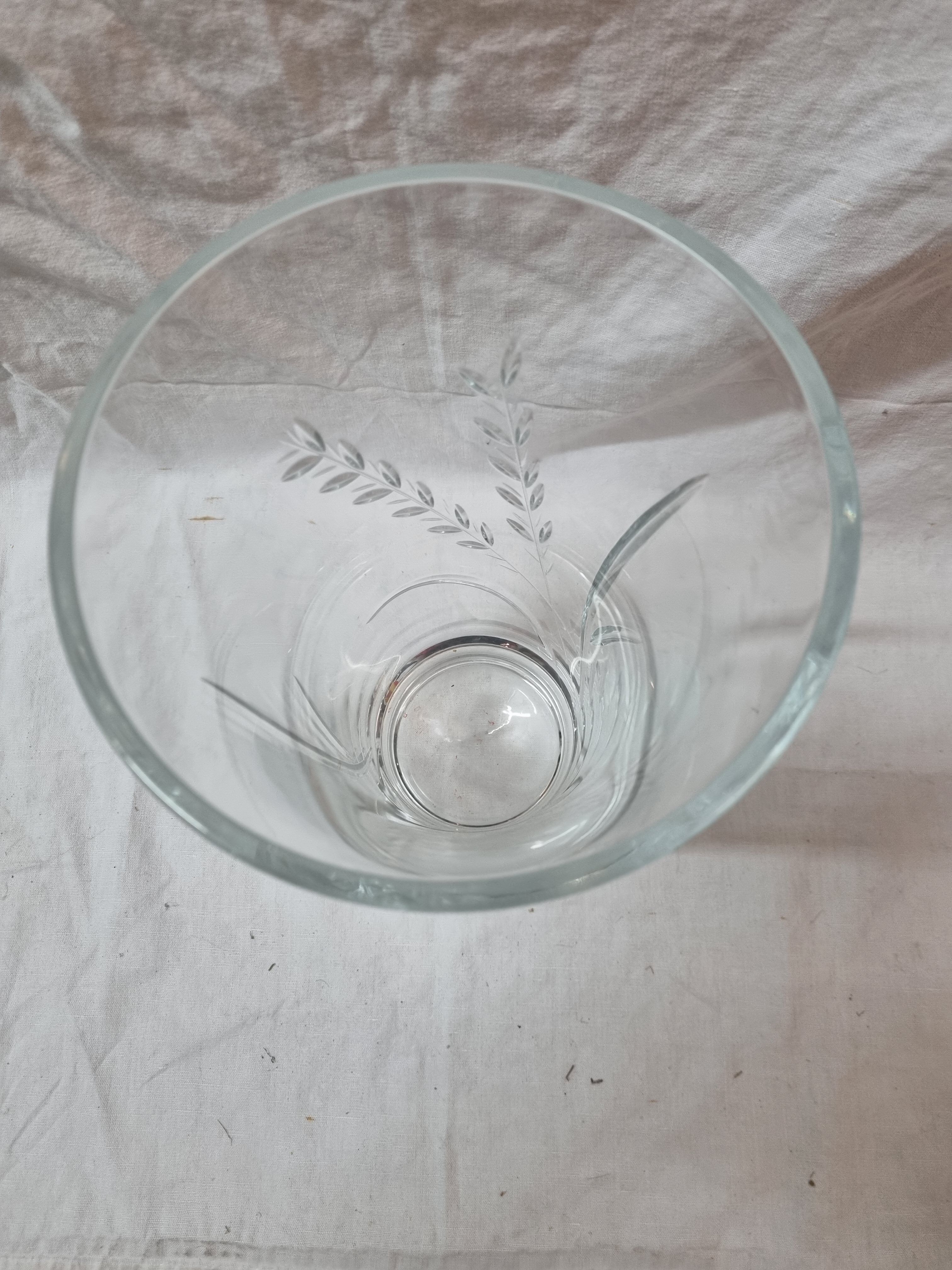 Vase en verre gravé de 1980