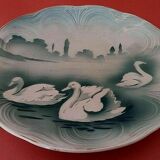 Plate of earthenware dabbling in swans