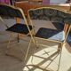 Suite de 2 chaises pliantes en velours et métal doré