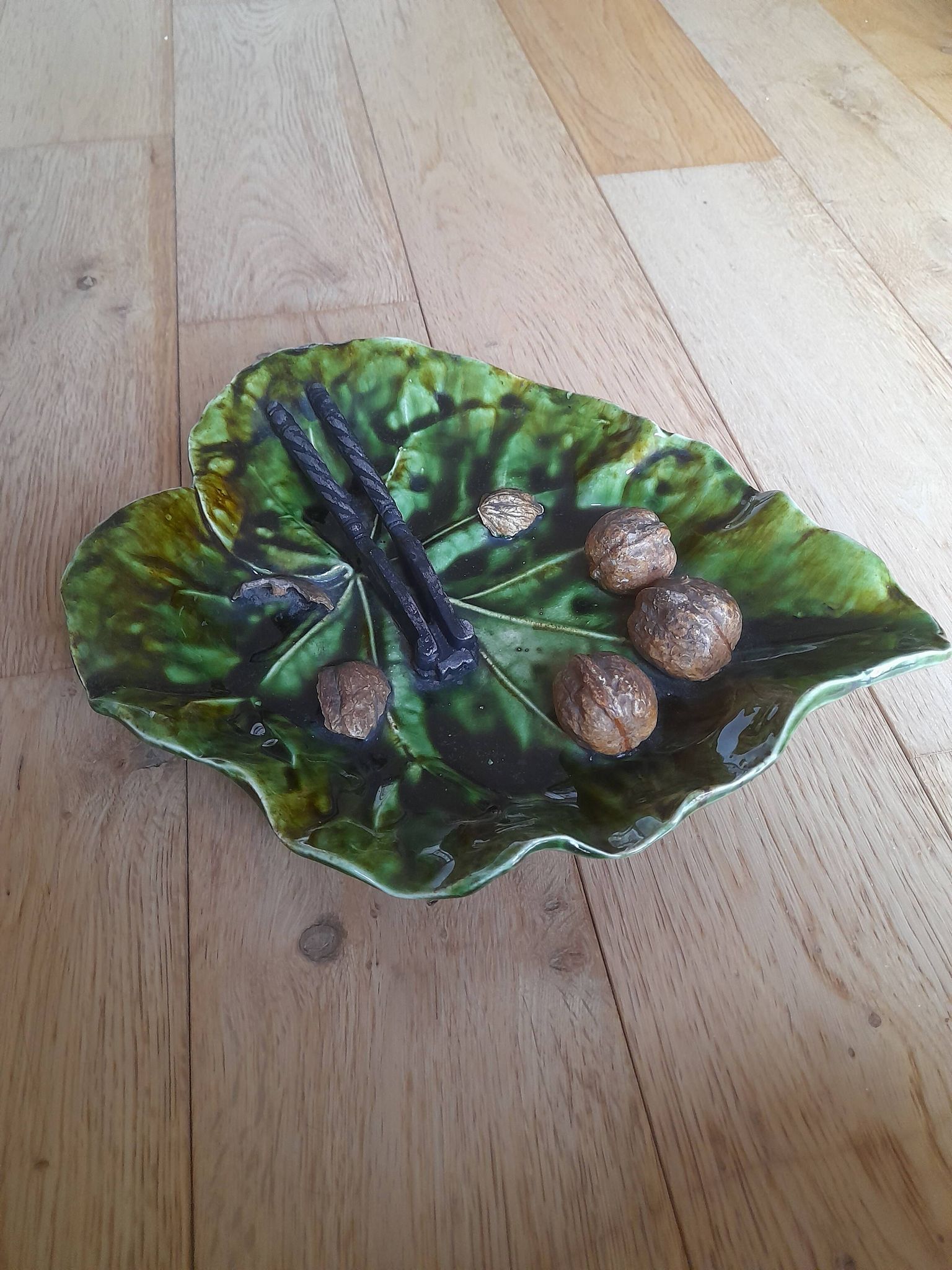 Barbotine dish walnut leaf Ernst Wahliss Turn-Wien Austria