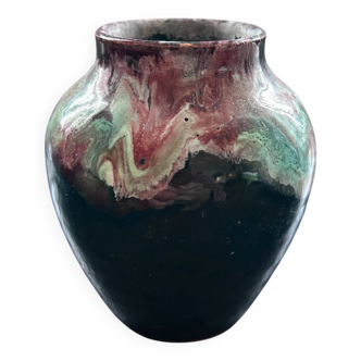 Vase en terre mélangée