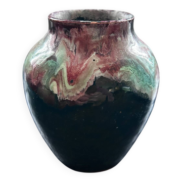 Vase en terre mélangée