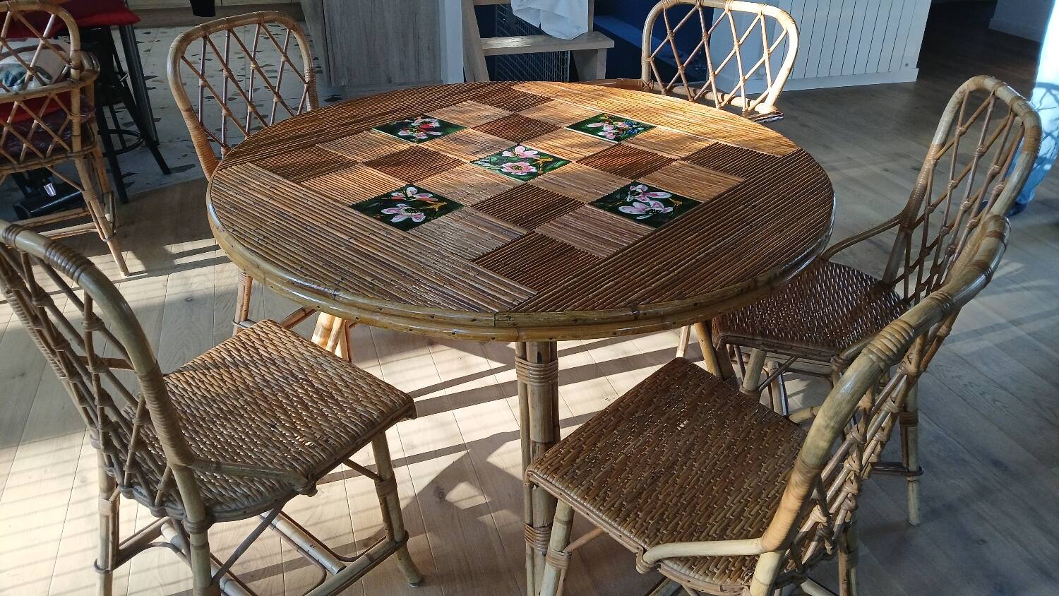 Round dining table Audoux Minet with 4 chairs and 2 armchairs.