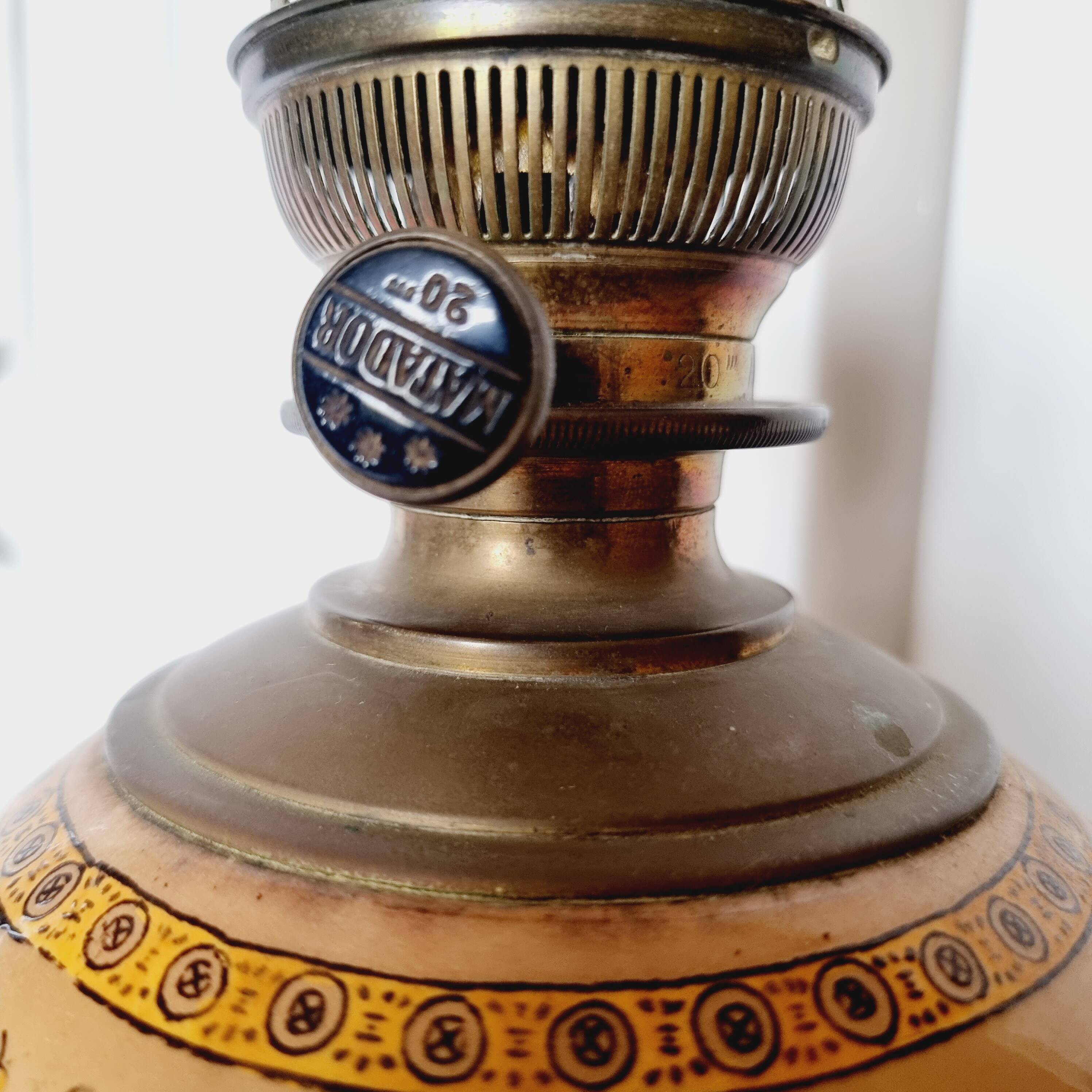 Electrified oil lamp in bronze and hand-painted Gien earthenware