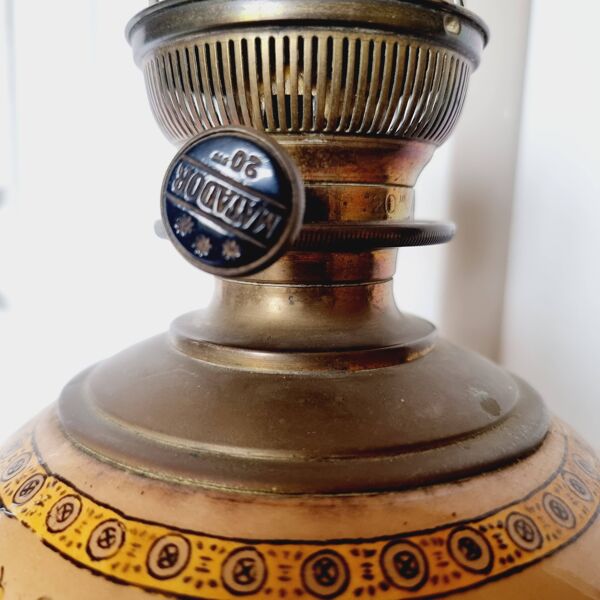 Lampe à huile électrifiée en bronze et faïence de Gien peinte à la main