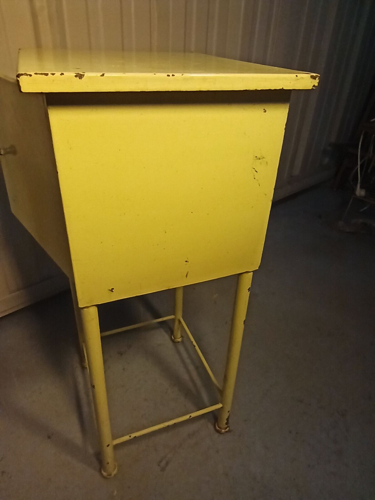 Meuble atelier métallique industriel une porte jaune