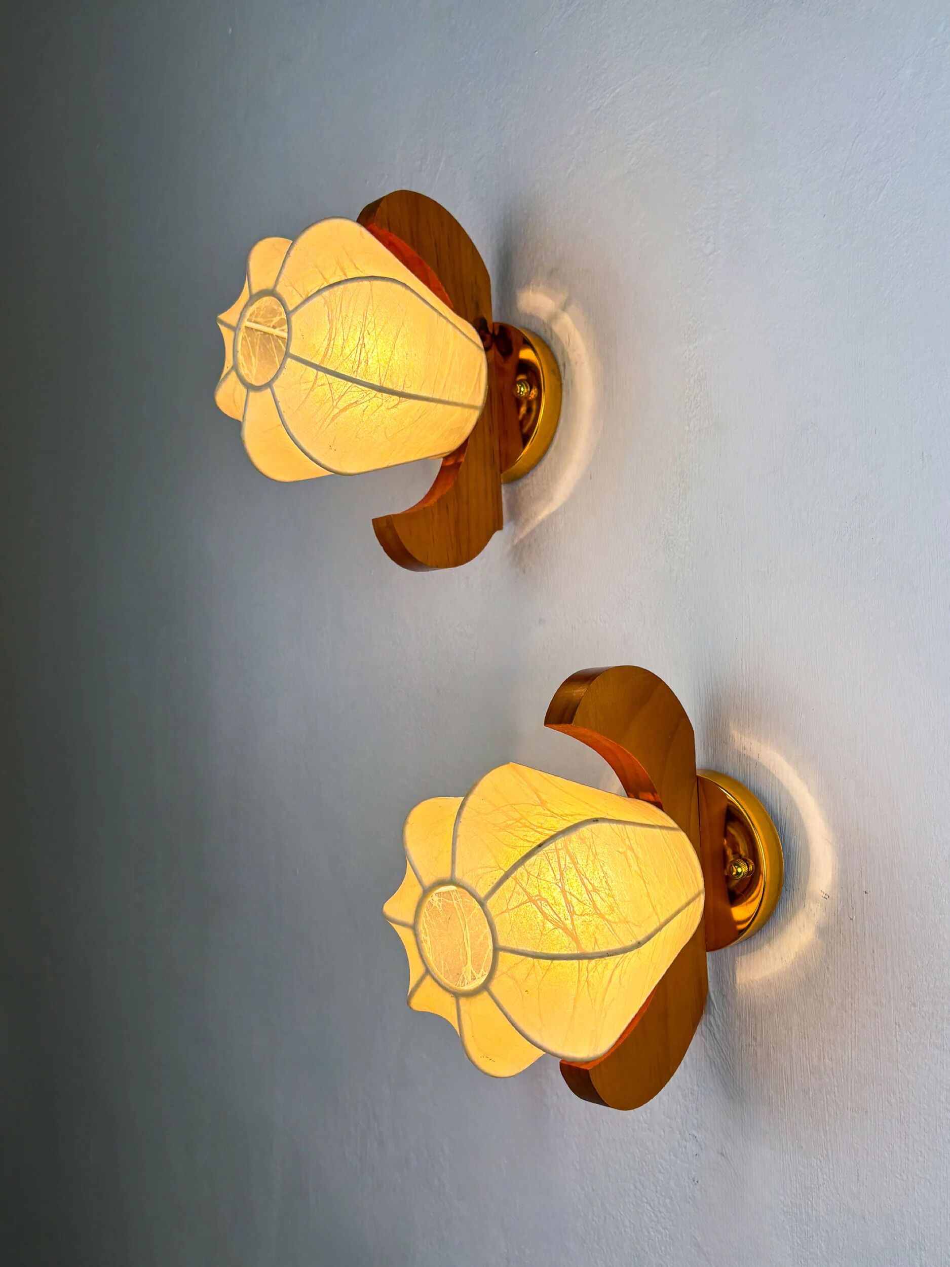 Pair of pear-shaped "Cocoon" wall sconces, resin and pine wood, Italy, circa 1970s
