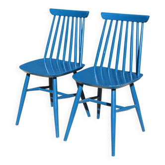2 blue Tapiovaara style chairs
