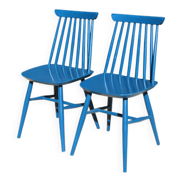 2 blue Tapiovaara style chairs