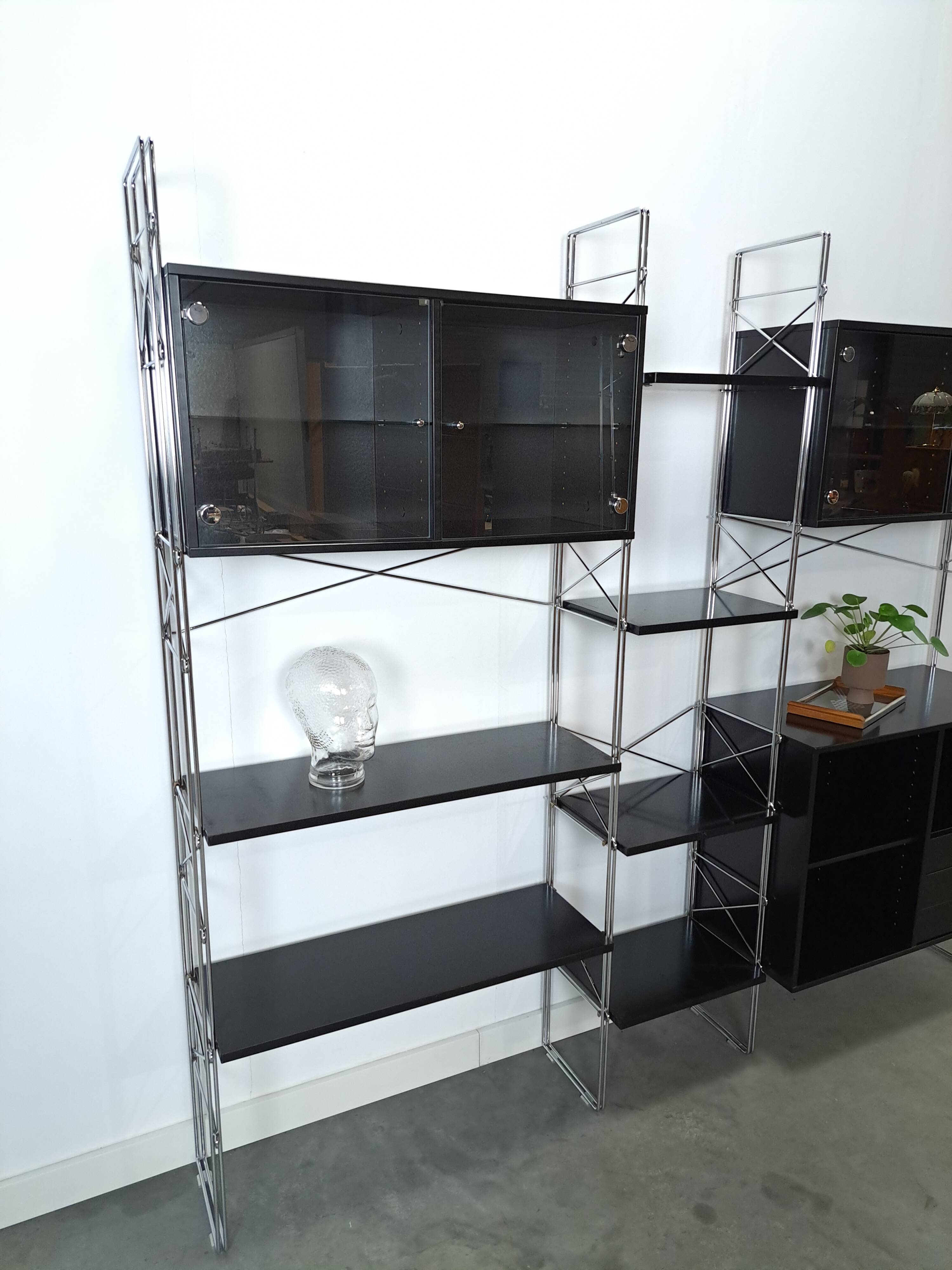 Deens design Denka modulaire kast met chromen houders en planken