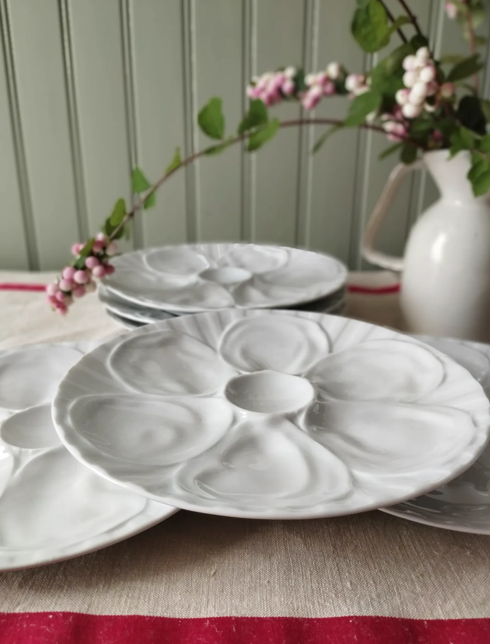 Set of 6 oyster plates in porcelain by Pillivuyt.