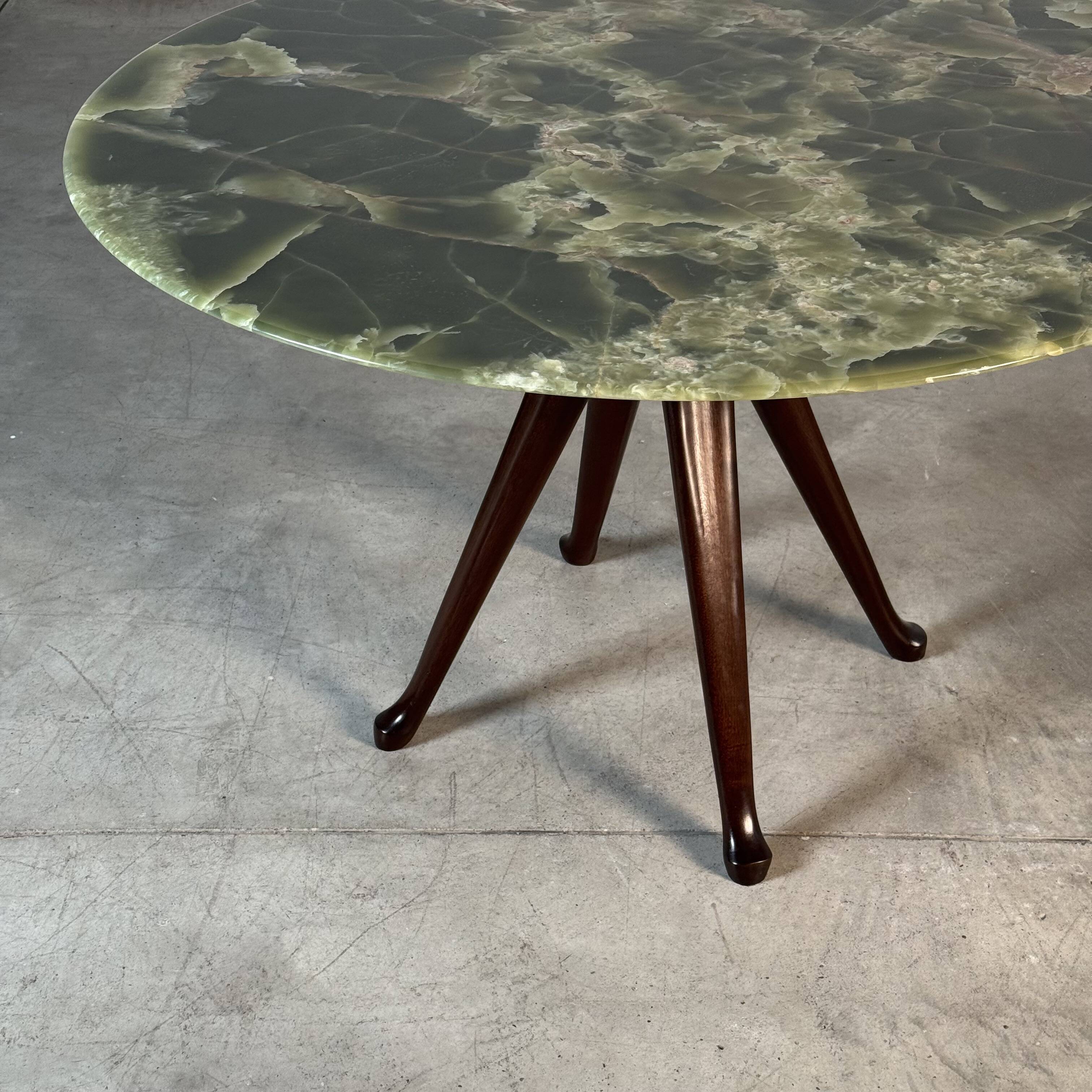 Round dining table in onyx and solid walnut by Osvaldo Borsani, 1950s.