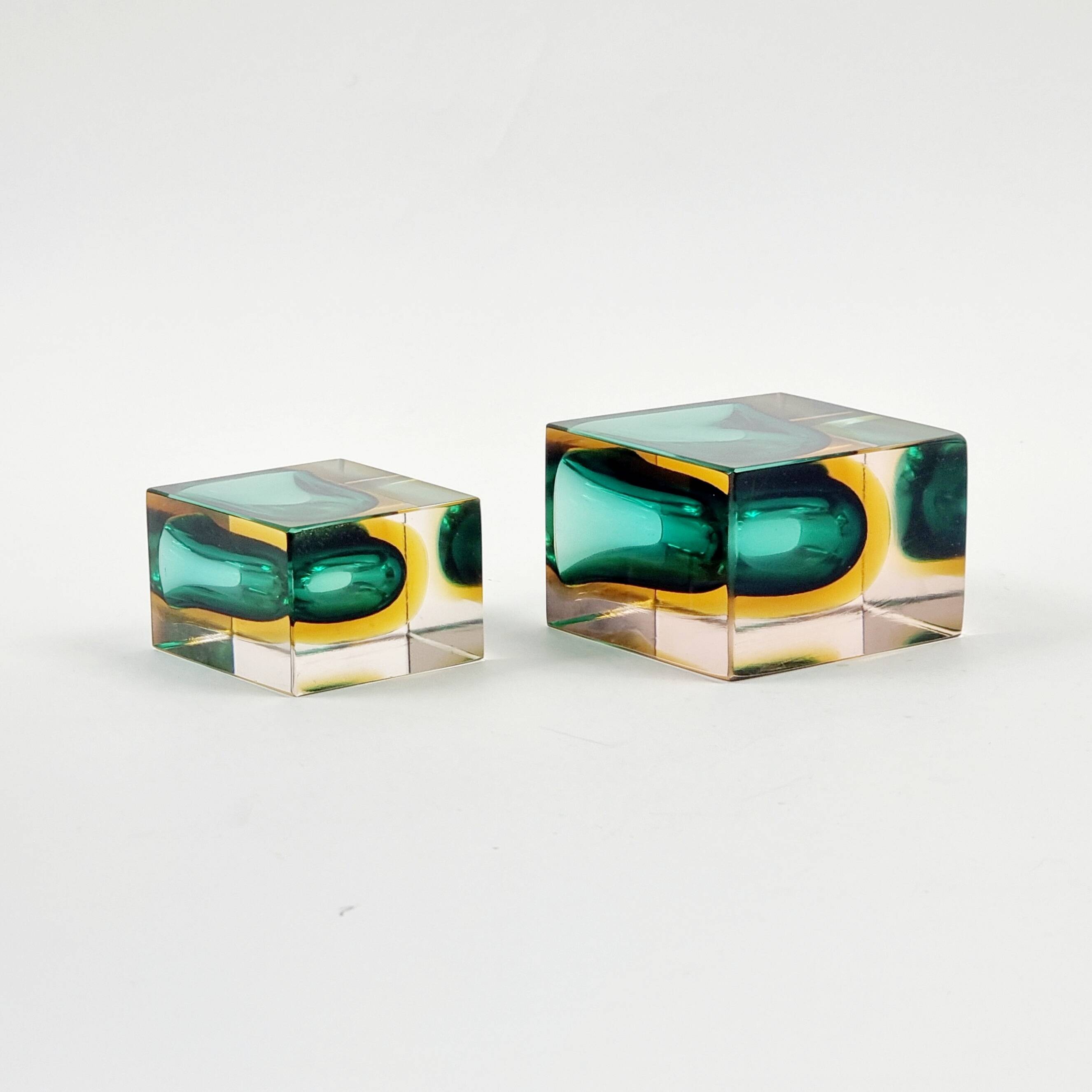 Paire de bols/cendriers en verre de Murano de milieu de siècle par F. Poli pour Seguso, années 1970.