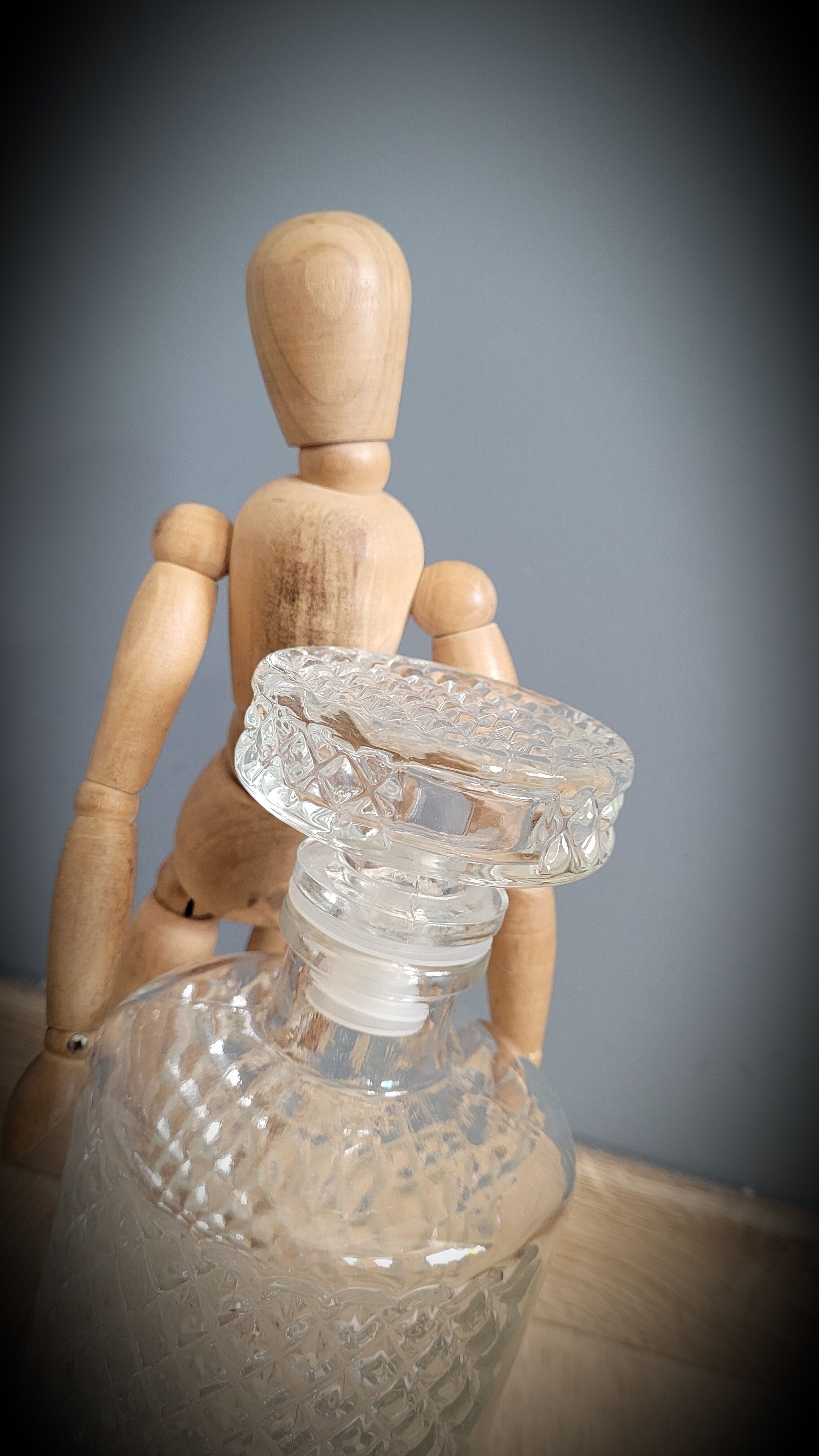 Chiseled round carafe