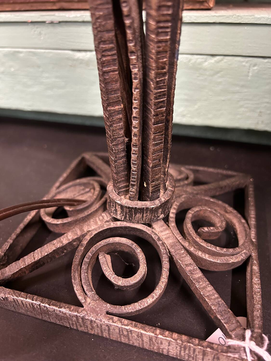 Art Deco lamp in wrought metal and pink glass