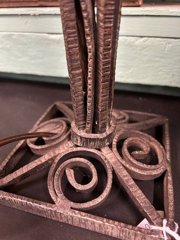 Lampe art deco métal forgé et verrerie rose