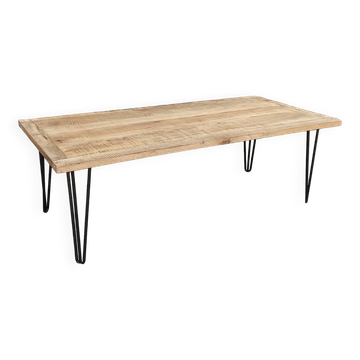 Wooden coffee table with pin legs