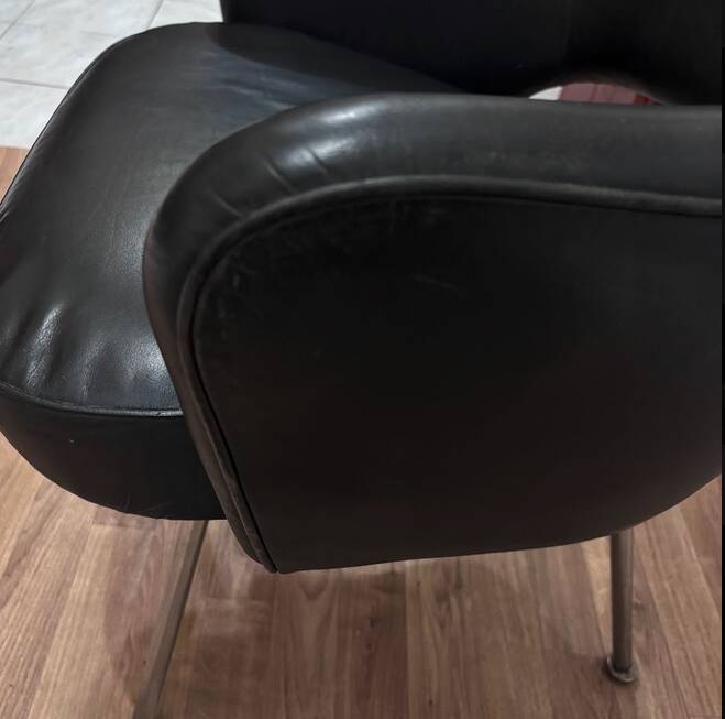 Conference chairs by Eero Saarinen for Knoll