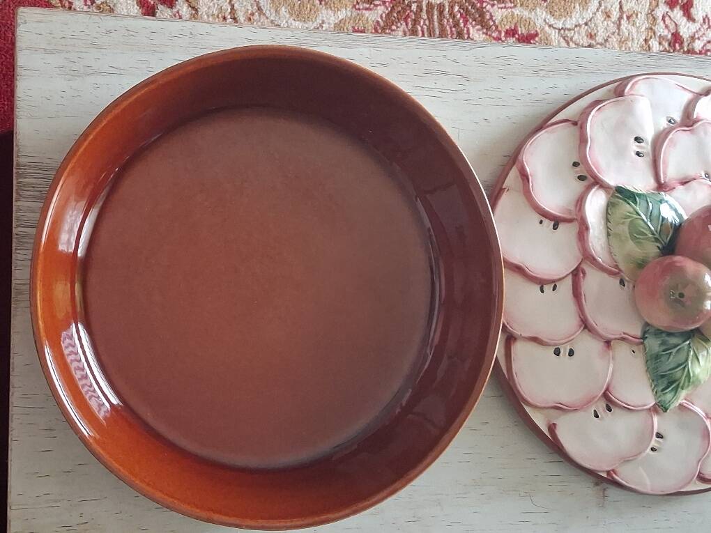 Pie dish / Tatin with a trompe-l'œil lid in slipware – Apple decoration
