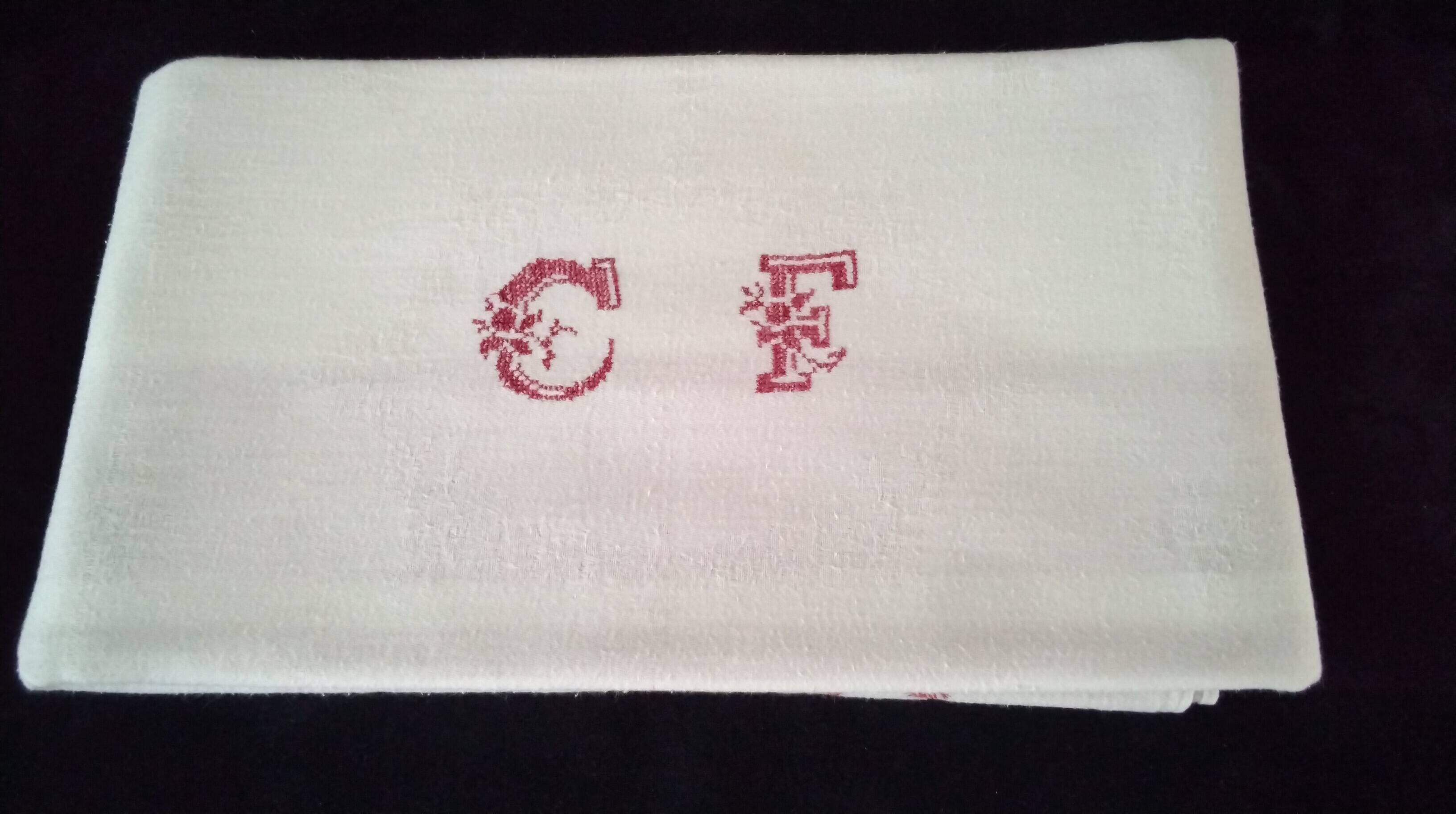 Nappe ancienne en coton damassé Linteaux rouges et monogramme CF 1.18 x 1.3