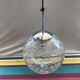 Suspension ancienne boule verre & inclusions blanches + support chrome vintage