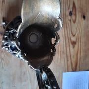 Paire d'aiguières en régule doré et verre bleu