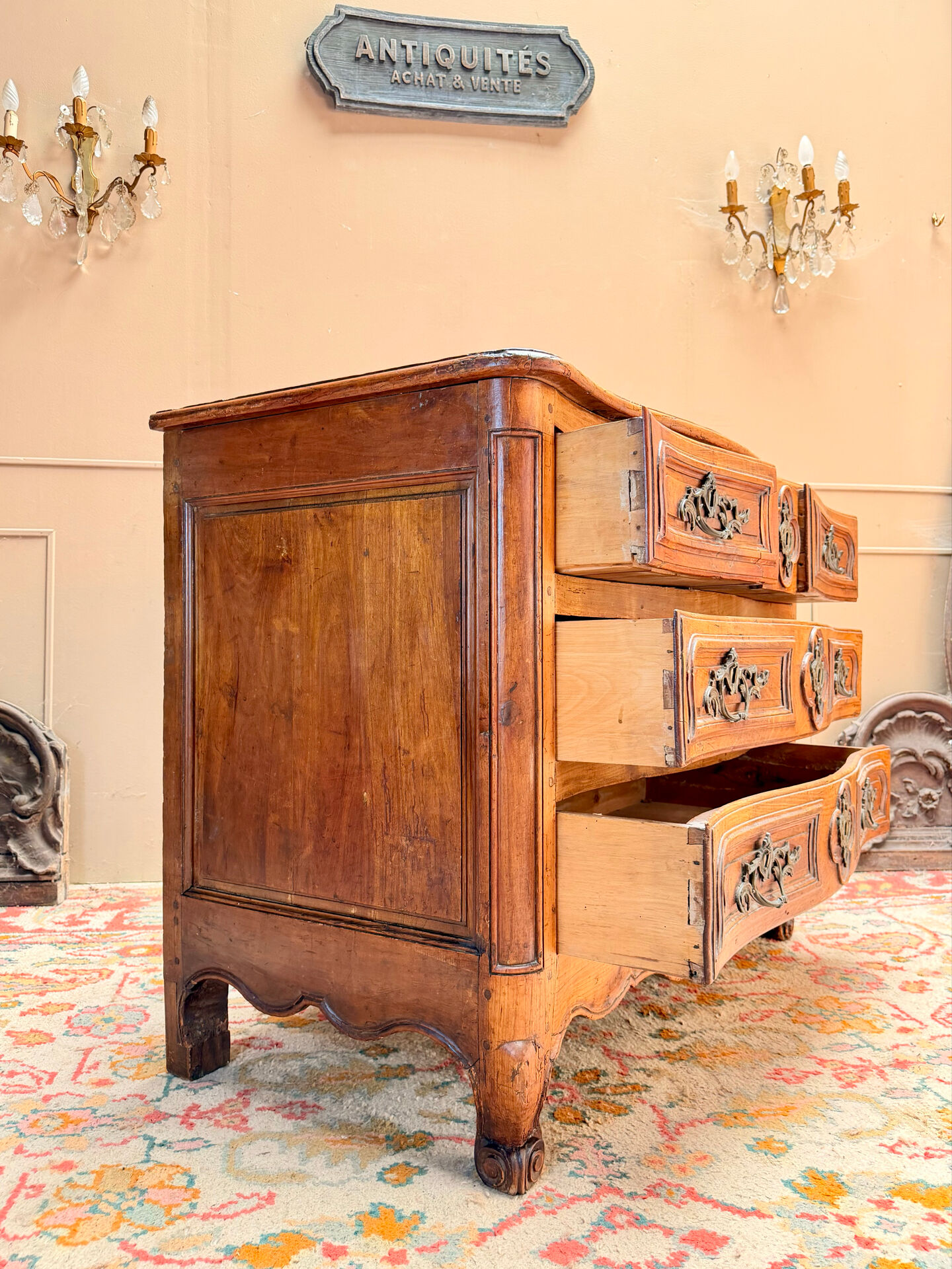 CURVED COMMODE IN WALNUT, PROVINCIAL WORK FROM THE LOUIS XV XVIII PERIOD