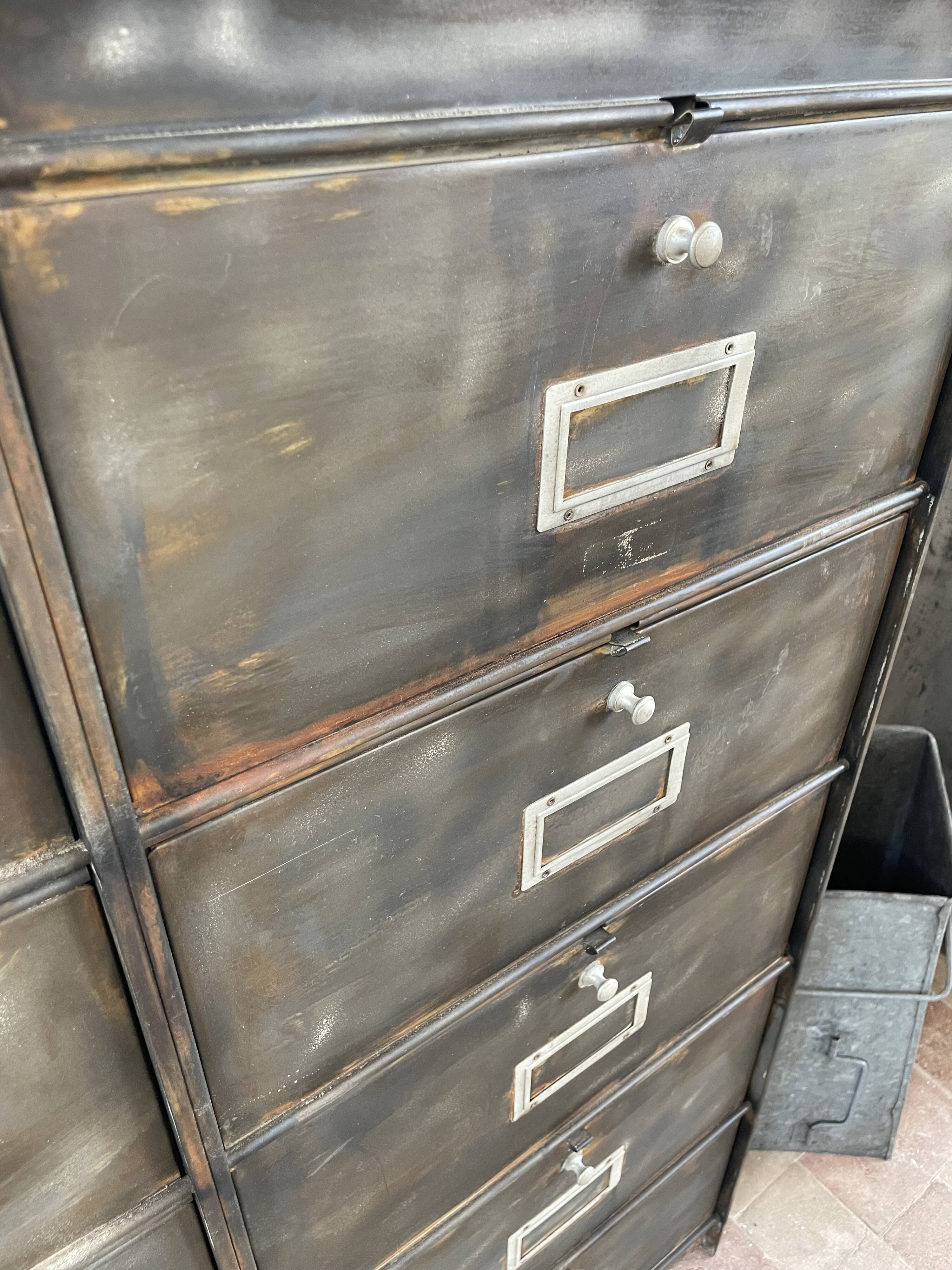 Renovated metal furniture with 15 roneo flaps.