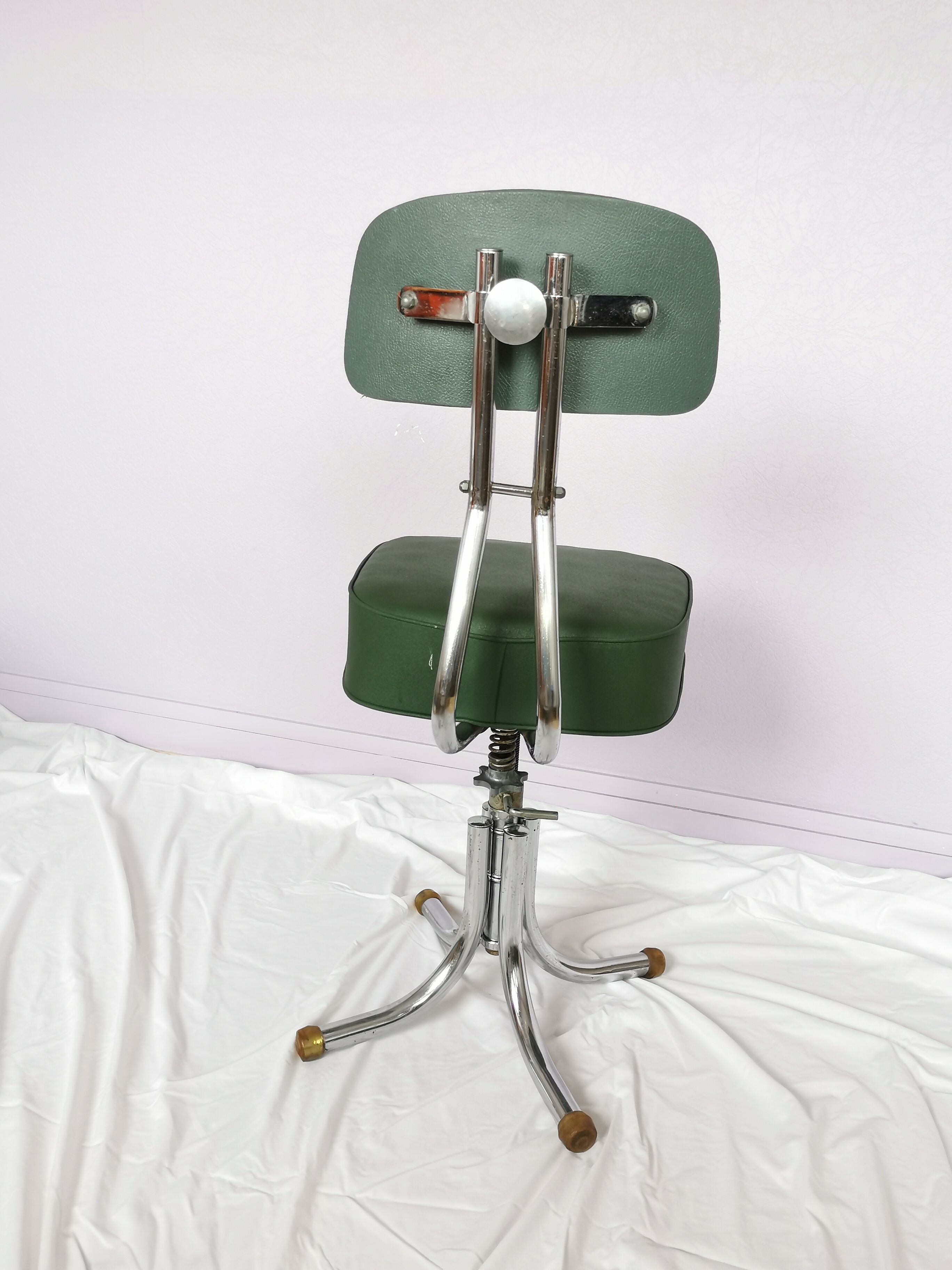 Chaise pivotante en skaï vert et acier chromé, Pullman, 1960