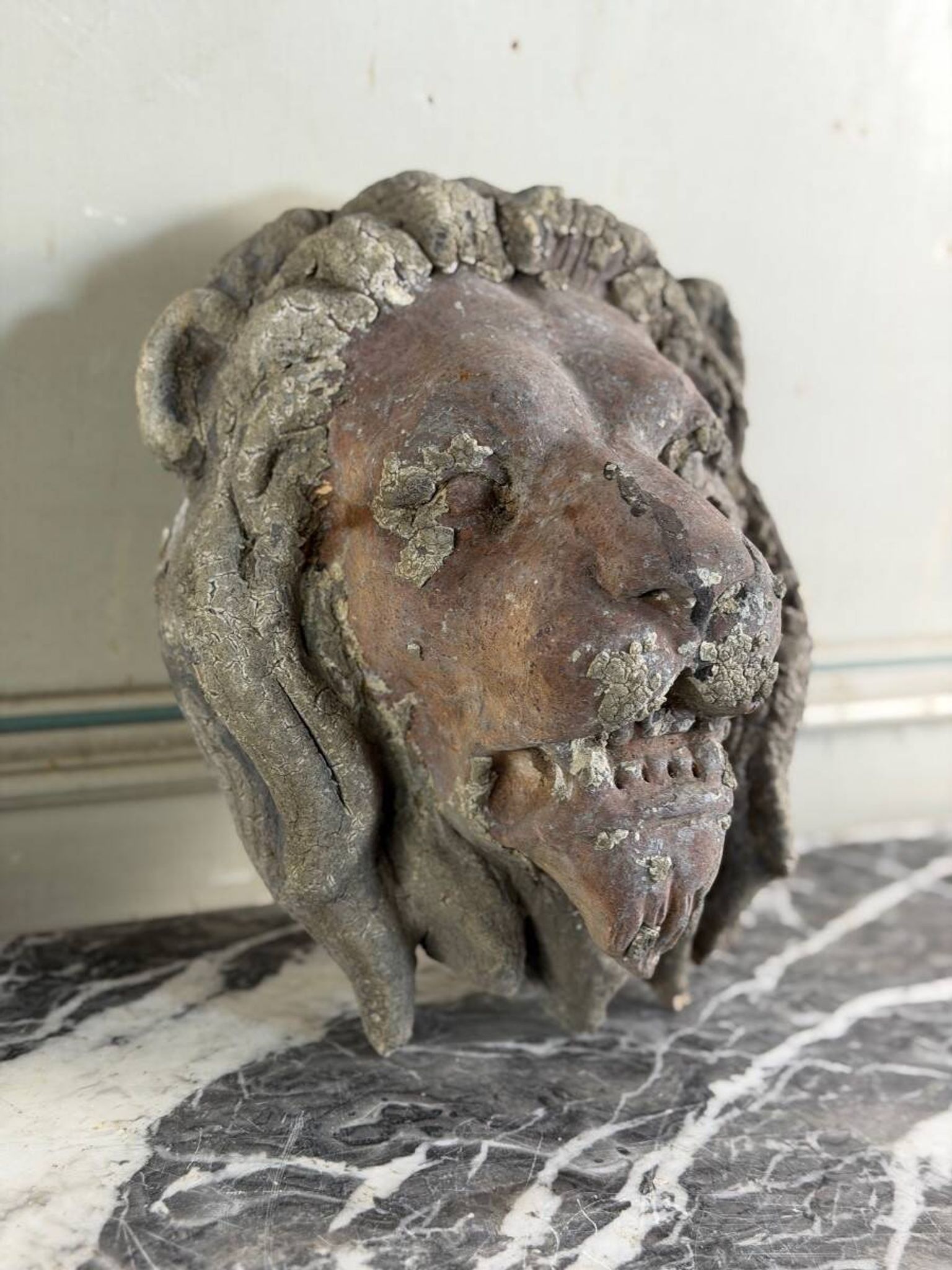 Sculpture en terre cuite, cache-boulin, élément de façade XIXème siècle
