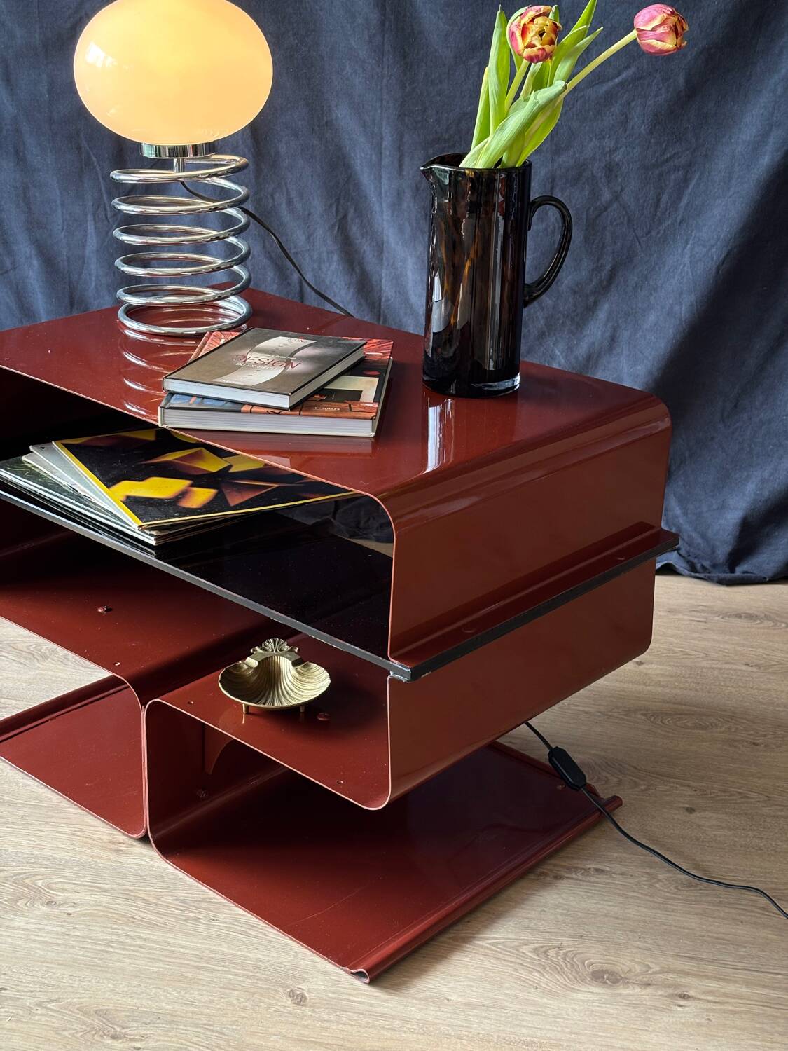 Table d’appoint, metal et verre fumé selon François Monnet