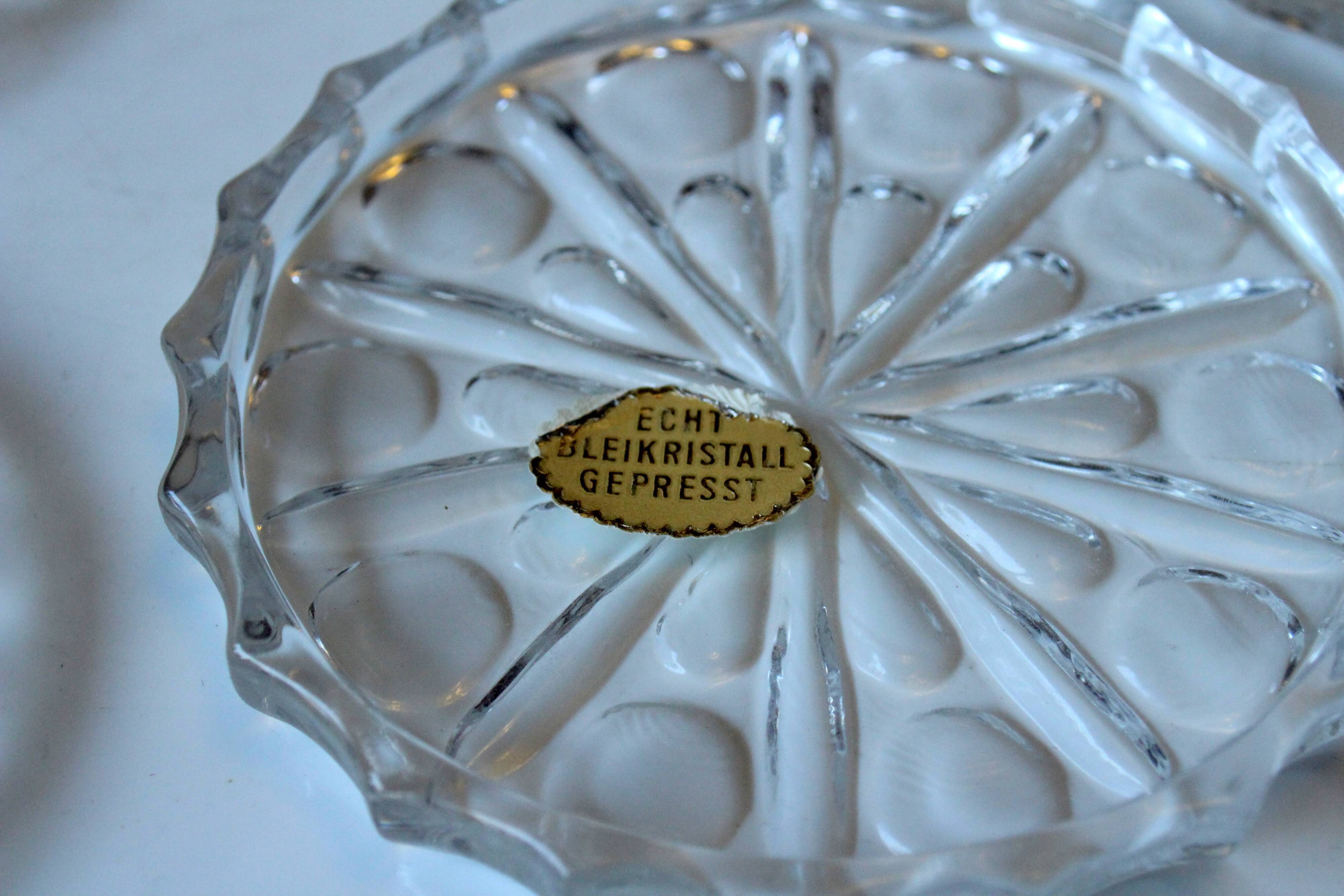 Set de 7 sous-verres en verre cristal plomb dans un support en laiton avec poignée en teck rockabilly vintage des années 1960