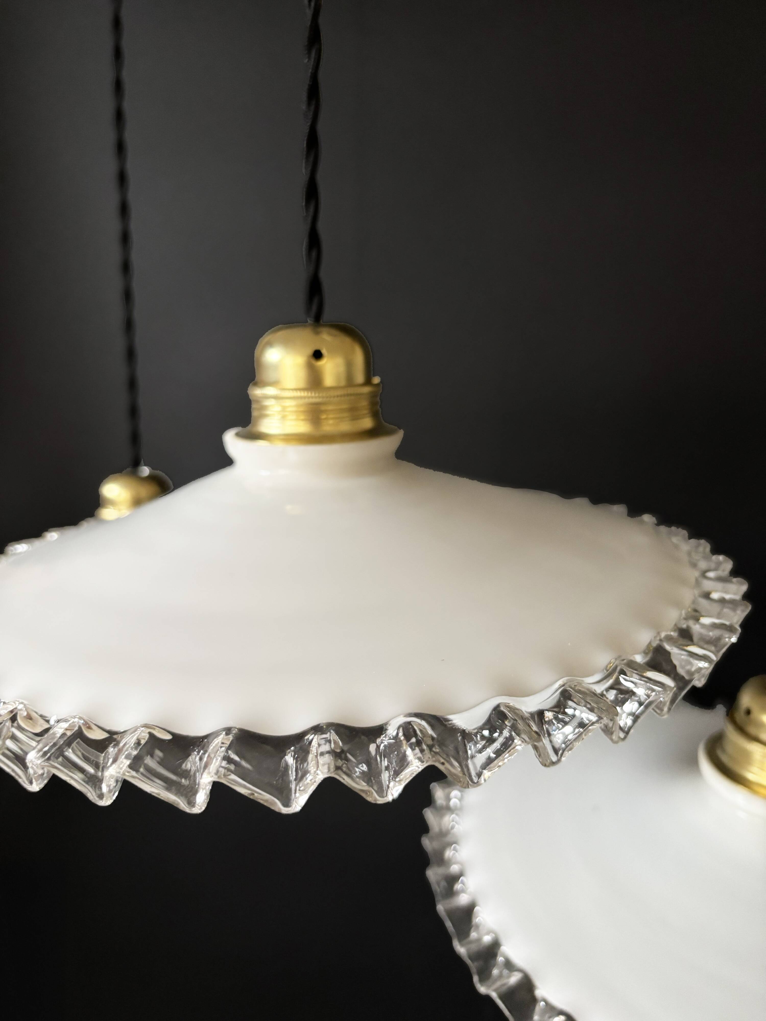 Trio de suspensions opaline festonnée en laiton
