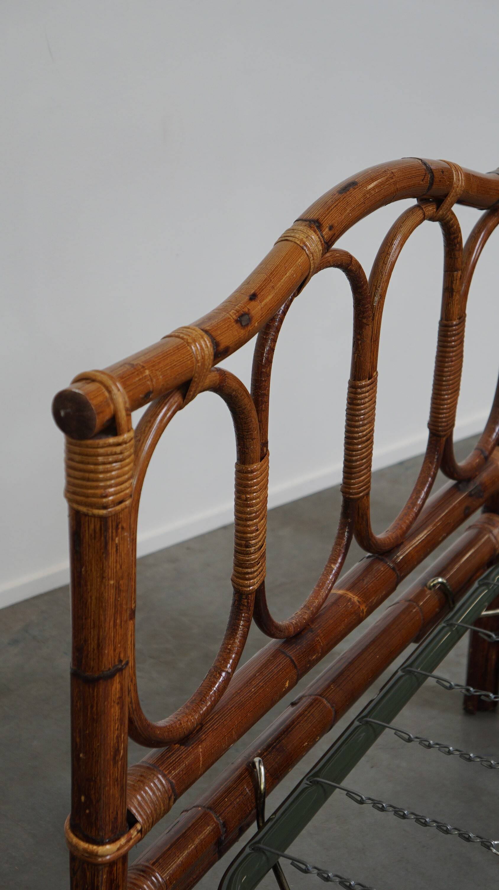 Vintage bamboo/rattan manou bed from the 70s with original spiral base